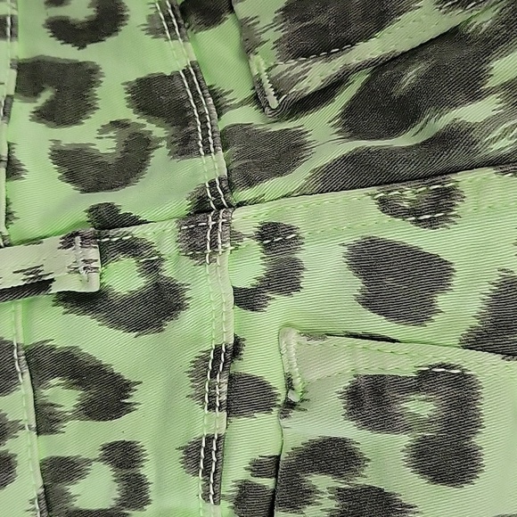 Fragile Blue Jeans Lime Cheetah Print Faded/Distressed Shorts Size 24 - Picture 15 of 15